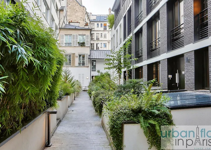 Urban Flat 170 - Amelot In Center Of