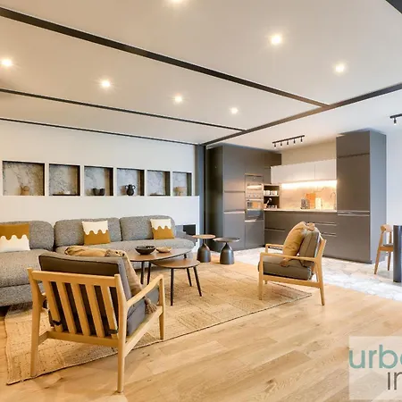 Urban Flat 170 - Amelot In Center Of